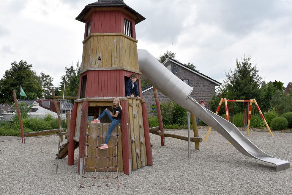 Auf einem Spielplatz in Wolthusen steht bereits eine Nachbildung des Pilsumer Leuchtturms. Die Klettermühle am Wall soll ähnliche Funktionen haben. Foto: Hanssen/Archiv