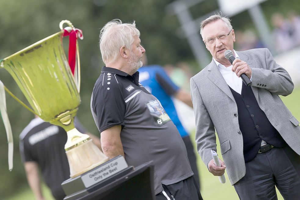 NFV-Präsident Günter Distelrath sprach vor dem Spiel auch einige Worte zu den Zuschauern und zu Organisator Manfred Bloem. Foto: Doden