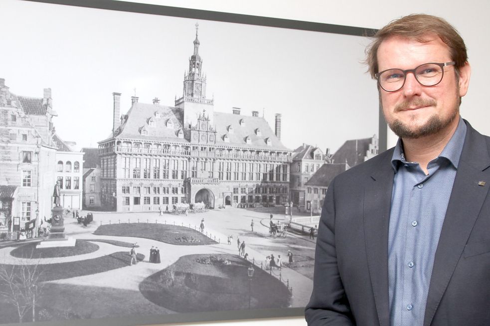 Vergangenheit oder Zukunft? Im Büro von Emdens Oberbürgermeister Tim Kruithoff hängt dieses Bild: Es zeigt den Stadtgarten, das Rathaus und die zentrale Straßenkreuzung am Delft von früher. Was es nicht zeigt: Autos. Foto: Päschel