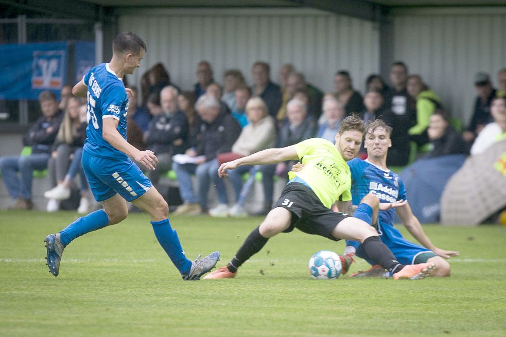 In den ersten 20 Minuten war Landesligist Firrel (Nummer 31: Reinhard Grotlüschen) spielbestimmend, doch Esens sorgte in der 23. Minute mit dem ersten Tor für ein Ausrufezeichen. Foto: Doden