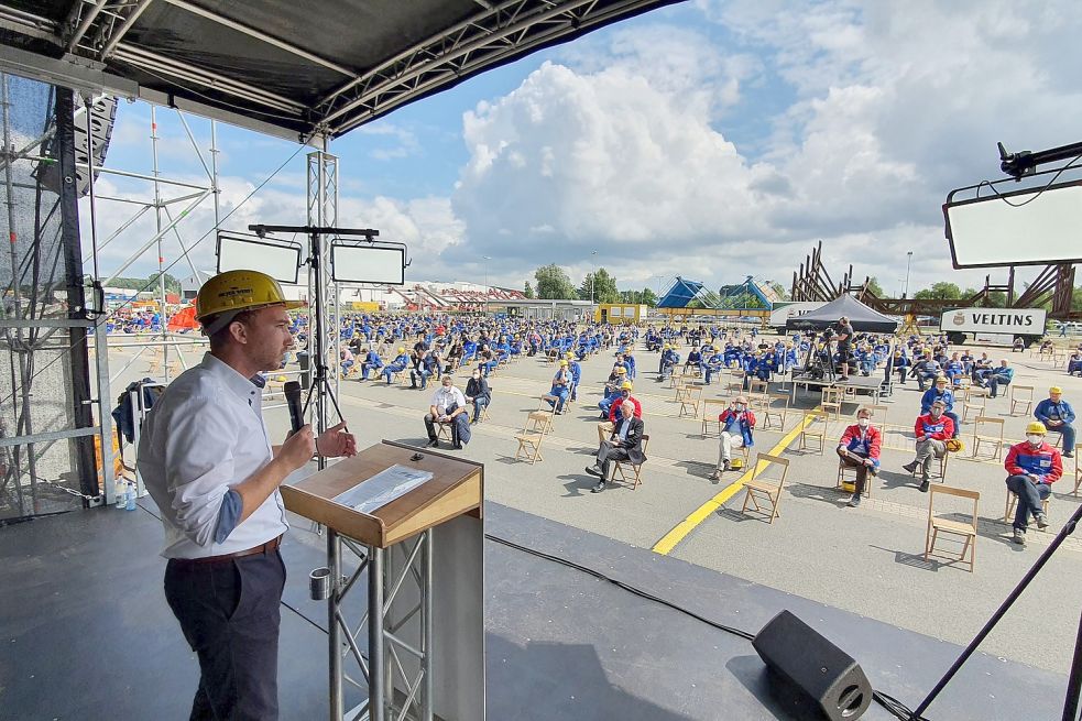 Der Betriebsratschef informiert am Mittwoch die Kollegen. Foto: Meyer-Werft