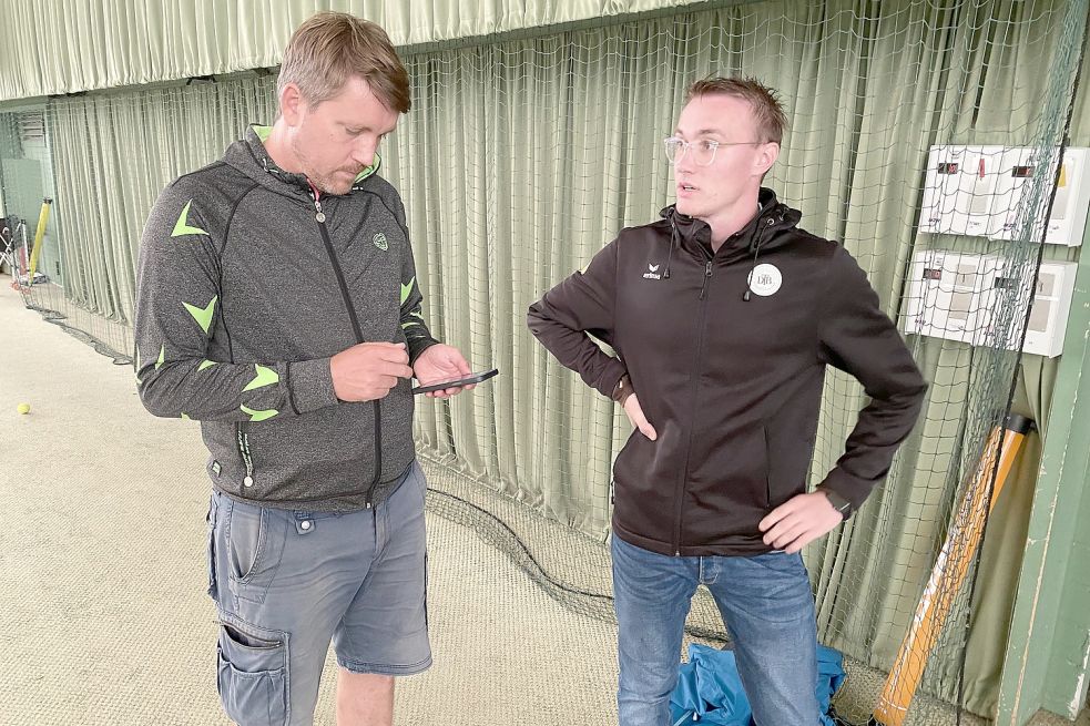 Organisator Christoph Damaske und Nico Franke vom Deutschen Tennisbund besprechen sich über die aktuelle Wetterlage. Foto: Heidtmann