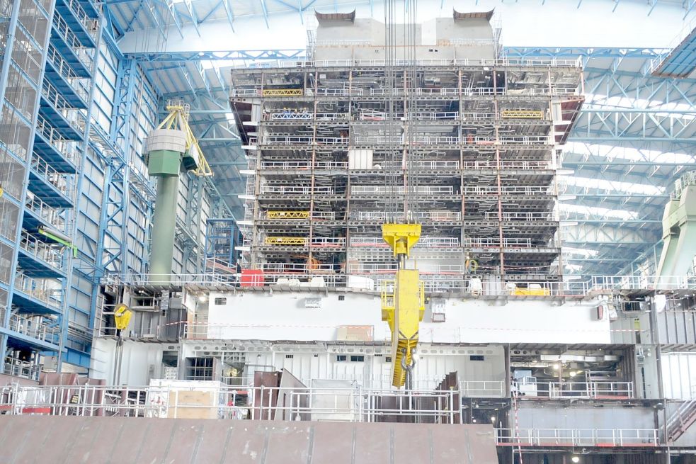 Die Meyer-Werft in Papenburg steht vor einem neuen Auftrag für ein kleineres Passagierschiff. Foto: Assies/Archiv