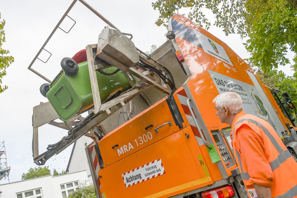 Ein Vorbild für den Landkreis Aurich? Die Stadtreinigung Hamburg setzt in Teilen der Stadt eine mobile Waschanlage für Biotonnen ein. Foto: Gateau/dpa