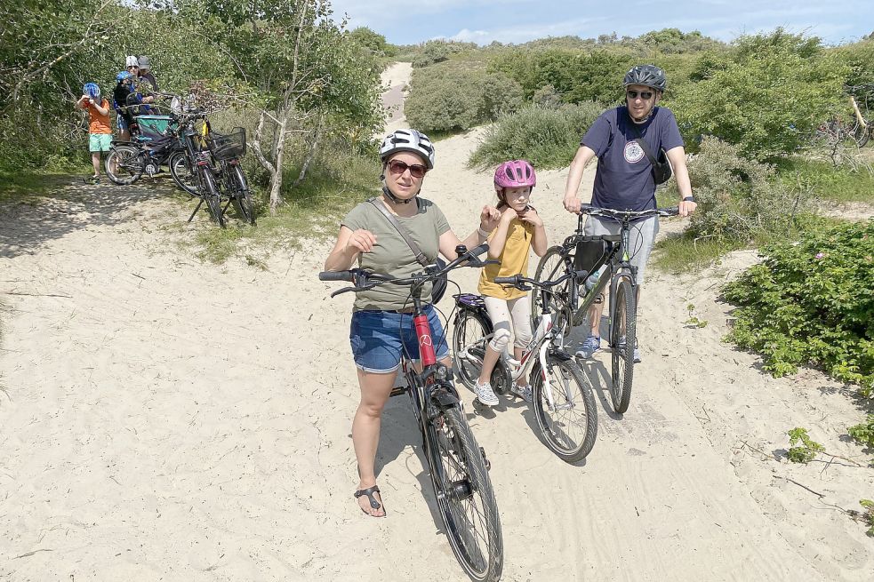 Touristen sind darüber verwundert, dass vor der Düne keine Fahrräder abgestellt werden können. Foto: Heidtmann