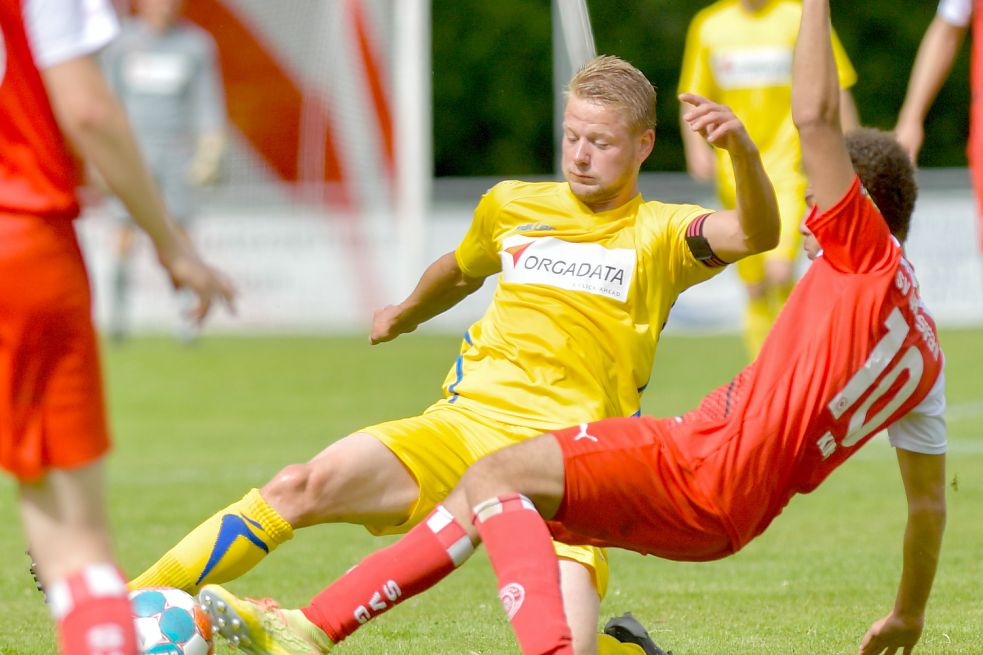 Jeder Zentimeter konnte entscheidend sein: Hier kämpfen Leers Lukas Koets (gelbes Trikot) und Großefehns Torschütze Shawn King um den Ball. Foto: Ortgies