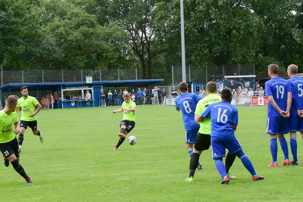 GW Firrel (hier Alex Schmidt beim Freistoß) rannte lange vergeblich gegen eine Mauer aus Spielern der SG Egels-Popens an. Fotos: Steenhoff