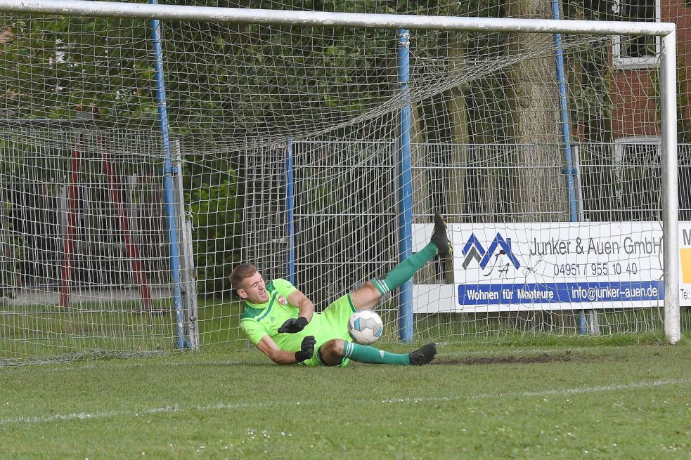 Einen Elfmeter gehalten, einen verwandelt: Jemgums Jens Diddens war der Held im Finale. Fotos: Lohmann