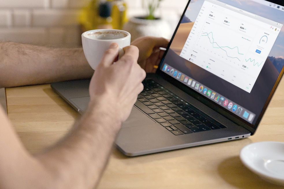 Für viele Menschen gehört der Kaffee zur Büroarbeit dazu – doch Experten warnen davor, sich mit seiner berauschende Wirkung durch den Tag zu hangeln. Foto: Pixabay