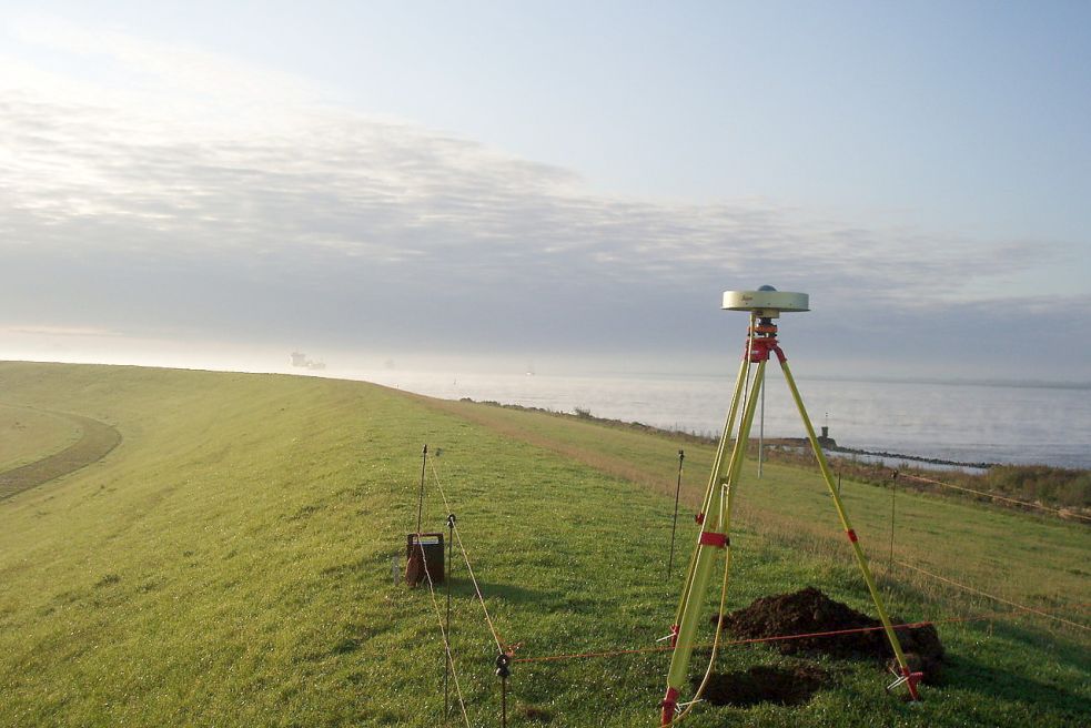 Ein Festpunkt auf dem Deich: Auch Ostfriesland ist neu vermessen. Foto: LGNL
