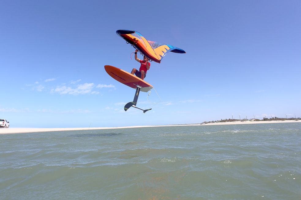 Wingfoilen in Perfektion: Trainer Michael Vogel aus Norddeich zeigt einen Flug bei Fotoaufnahmen im brasilianischen Parajuru. Foto: Vogel