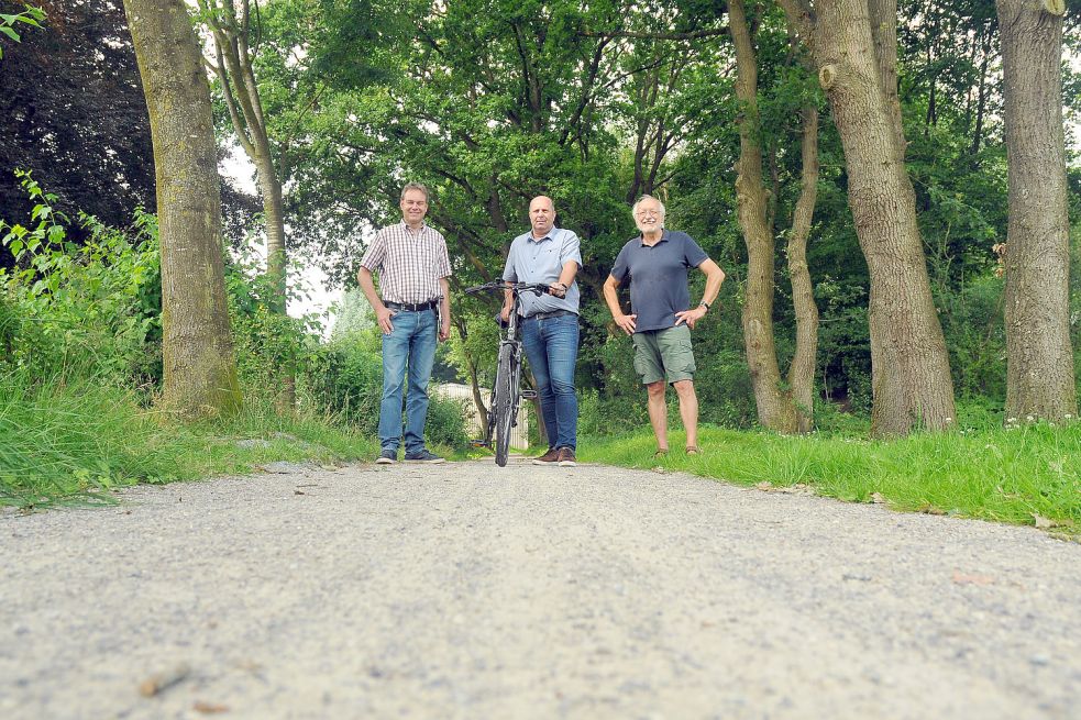 Ralf Biller vom Tief- und Hochbauamt (von links), Bauausschussvorsitzender Wolfgang Dirksen und Holtrops Ortsbürgermeister Martin Aden auf der Teststrecke des Ostfriesland-Wanderwegs in Holtrop. Foto: Gemeinde Großefehn