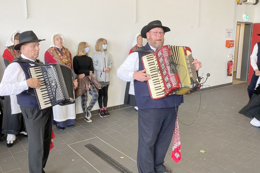 Albertus Akkermann (rechts) spielte und sang zu den traditionellen Tänzen des Trachtenvereins. Fotos: Heidtmann