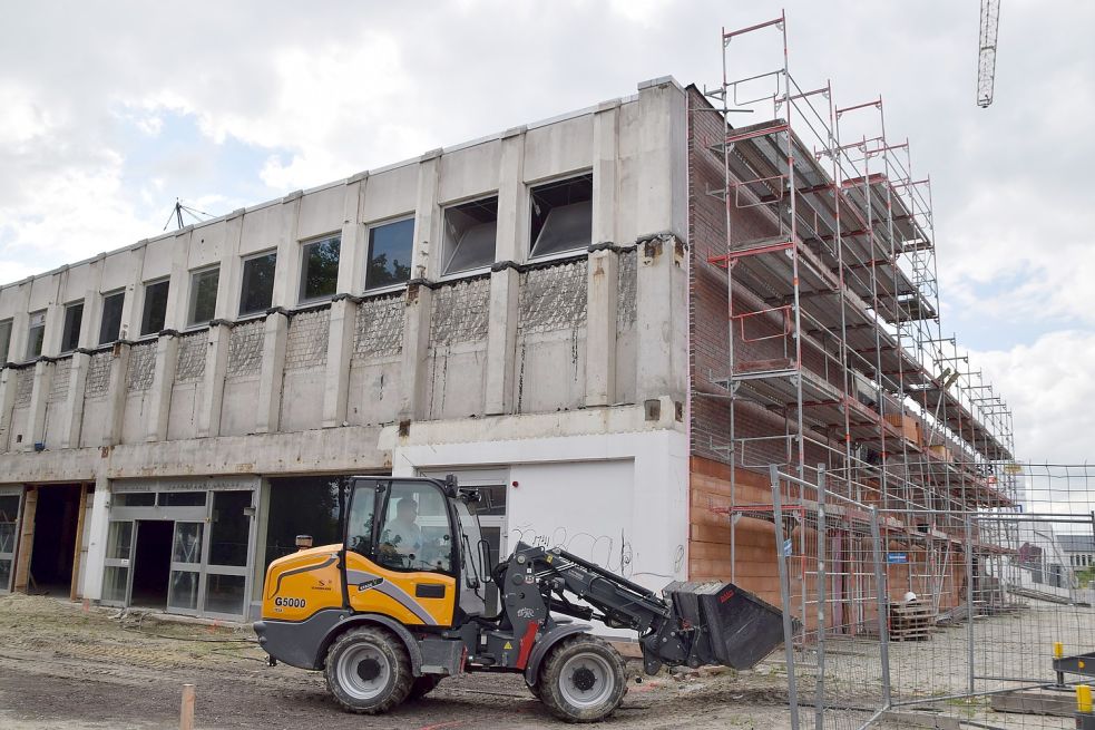 Zurzeit wird das ehemalige „Nix-wie-hin“-Gebäude am Pferdemarkt noch entkernt. Erst Ende 2022 sollen die Mieter einziehen können. Fotos: Kluth