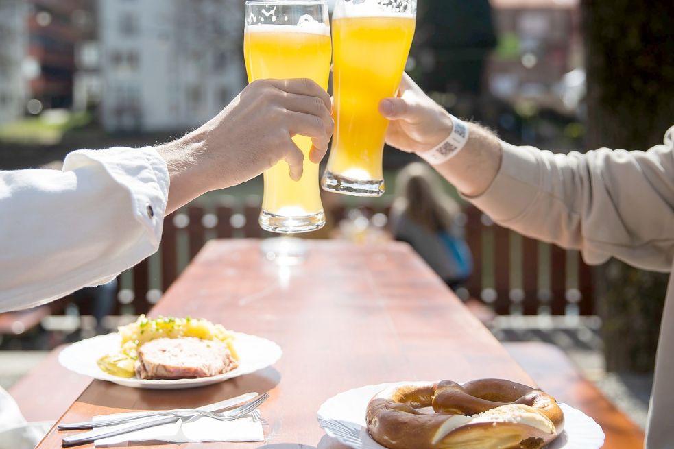 Biergärten und Restaurants bald nur noch für Geimpfte? Damit droht Bundesgesundheitsminister Jens Spahn (CDU). Foto: Tom Weller / dpa