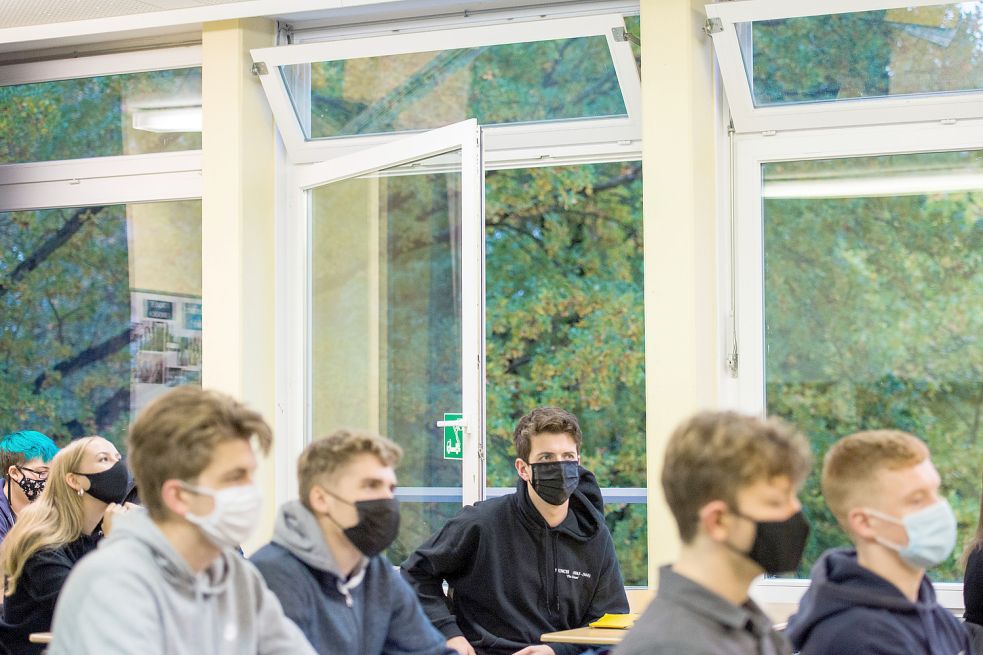 Schüler müssen wie auf diesem Symbolbild im Herbst wieder regelmäßig frische Luft in ihre Klassenräume lassen. Foto: Archiv
