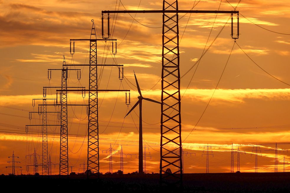 Neue Leitungen sollen den Strom der Windparks nach Süden transportieren. Foto: Karl-Josef Hildenbrand/dpa