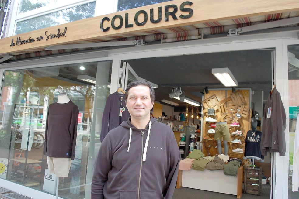 Ahmet Dilki vor seinem Laden „Colours“: Das Geschäft zieht im Herbst innerhalb der Großen Straße um. Fotos: H. Müller