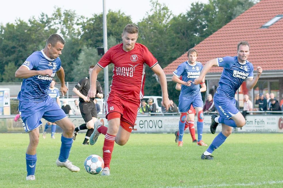 Der TV Bunde (hier Renke Haken im roten Trikot) wurde von der Konkurrenz als Top-Favorit auserkoren – gefolgt vom TuS Esens (blaue Trikots). Beide Teams trafen jüngst im Ostfriesland-Cup aufeinander, Esens siegte 3:2. Foto: Lohmann