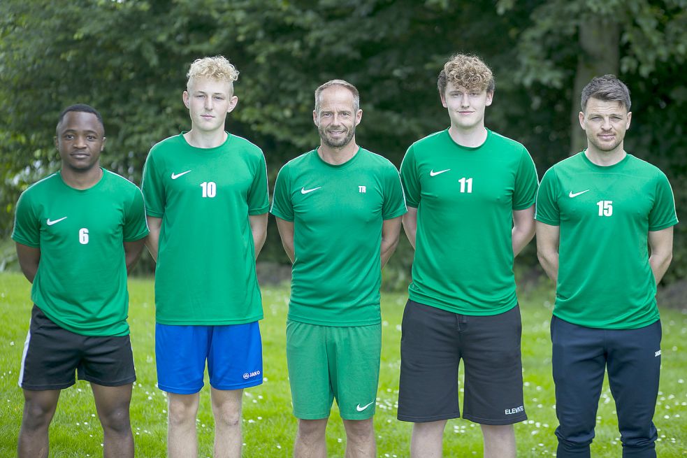 Trainer Marten Sandmann (Mitte) freut sich, dass mit Cedric Wassug (von links), Keven Pannhoff, Niklas Schmidchen und Viktor Tierbach vier Neue dazustoßen. Foto: Doden