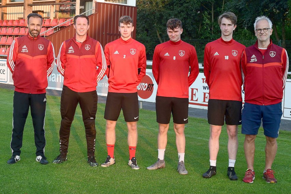 TuRas Trainer Erhan Colak (von links) und Co-Trainer Dennis Rose mit den Neuzugängen Jasper Weber, Timo Mansholt und Mathis Flügge. Rechts im Bild ist Co-Trainer und Teammanager Axel Woldenga zu sehen. Foto: Damm
