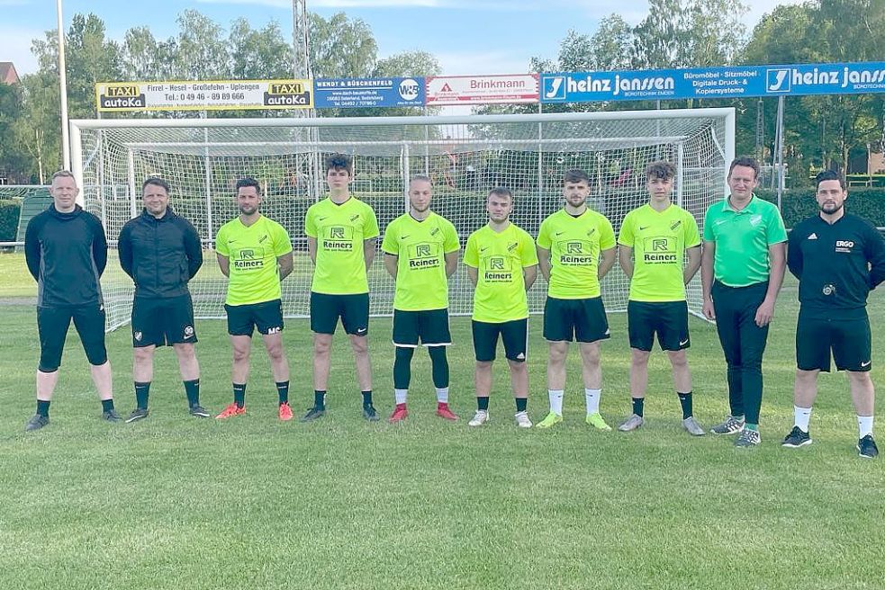 Gleich zehn Neuzugänge begrüßt das Firreler Trainerteam um Bernd Grotlüschen (Zweiter von links), Daniel Franziskus (rechts), Torwarttrainer und zugleich neuer dritter Keeper Ralf Potthoff (links) und Physiotherapeut Arno Meyer (Zweiter von rechts): Marc Steinheuser (ab Dritter von links), Leon Zimmermann, Nikolai Schöneich, Tom Drews, Felix Karius und Mirko Bruns. Es fehlen Steef Borgmann, Tivon Hemken und Ilias El-Ghamarti. Foto: Privat