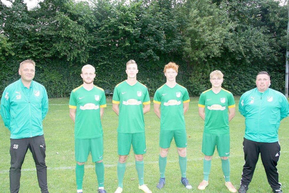 Wallinghausens Trainer Sven Bünting (links) und Torhütertrainer Malte Schröder (rechts) mit den Neuzugängen (von links) Bent Bogena, Jan Diekmann, Jann Kramer und Rune Bünting. Foto: Gerken