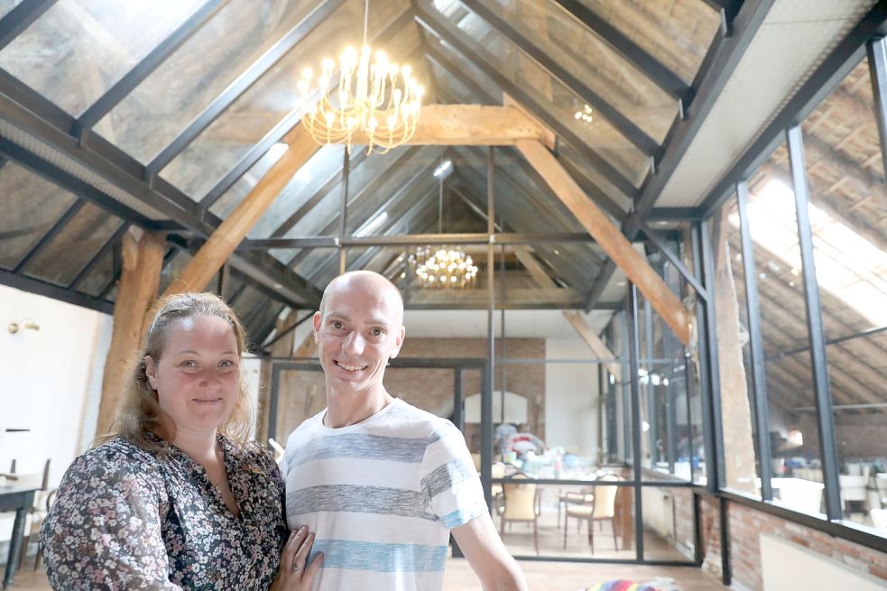 Viola Schreiber und Pablo Krause sind die neuen Pächter des Rysumer Plaats. Ab November wollen beide hier ihr Restaurant „Lola“ betreiben. Foto: Hock
