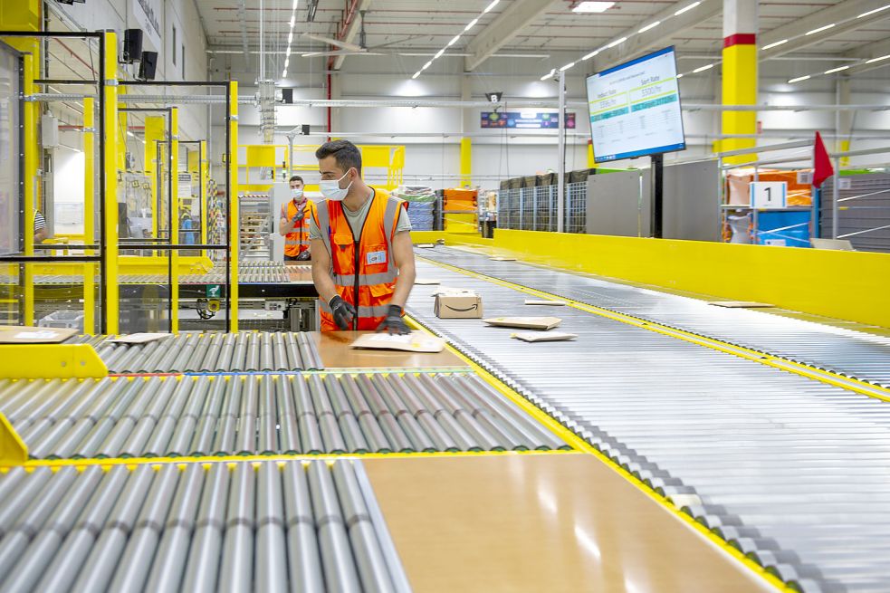 Nachdem die Waren aus den Logistik- und Sortierzentren aus großen Lkw entladen wurden, verteilen sich die einzelnen Sendungen über Förderbänder zu den sogenannten Stowern. Foto: Bruns
