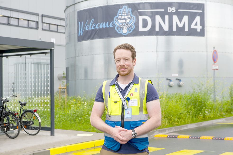 Daniel Eberhard ist Standortleiter in Emden. Das Bild zeigt ihn vor dem Eingangsbereich. Foto: Bruns