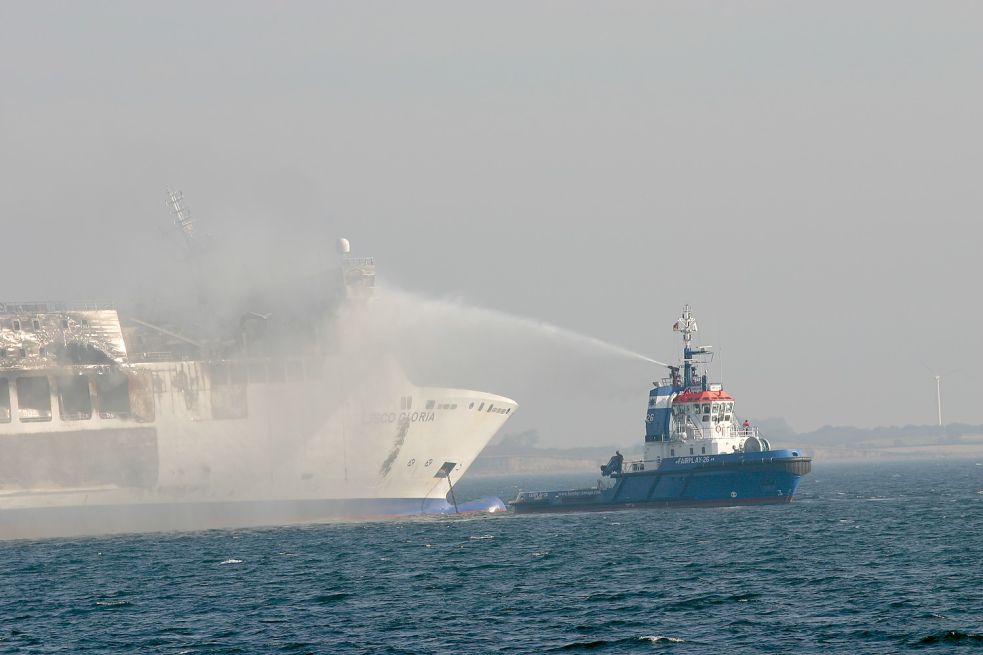 Bei dem Brand der polnischen Fähre Lisco Gloria im Oktober 2010 war auch das Havariekommando im Einsatz Fotos: Havariekommando