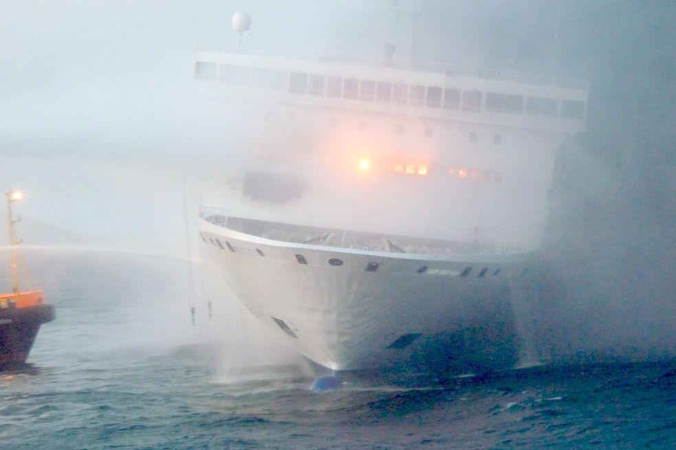 Hier wird die Außenhaut des brennenden Schiffes weiter gekühlt. Foto: Havariekommando