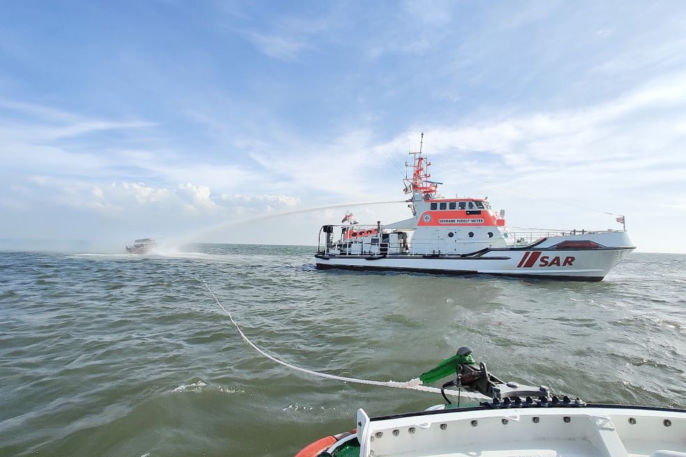 Der Seenotrettungskreuzer Hermann Rudolf Meyer von der Station Bremerhaven war im Juni 2021 im Einsatz für eine brennende Motoryacht. Foto: DGzRS