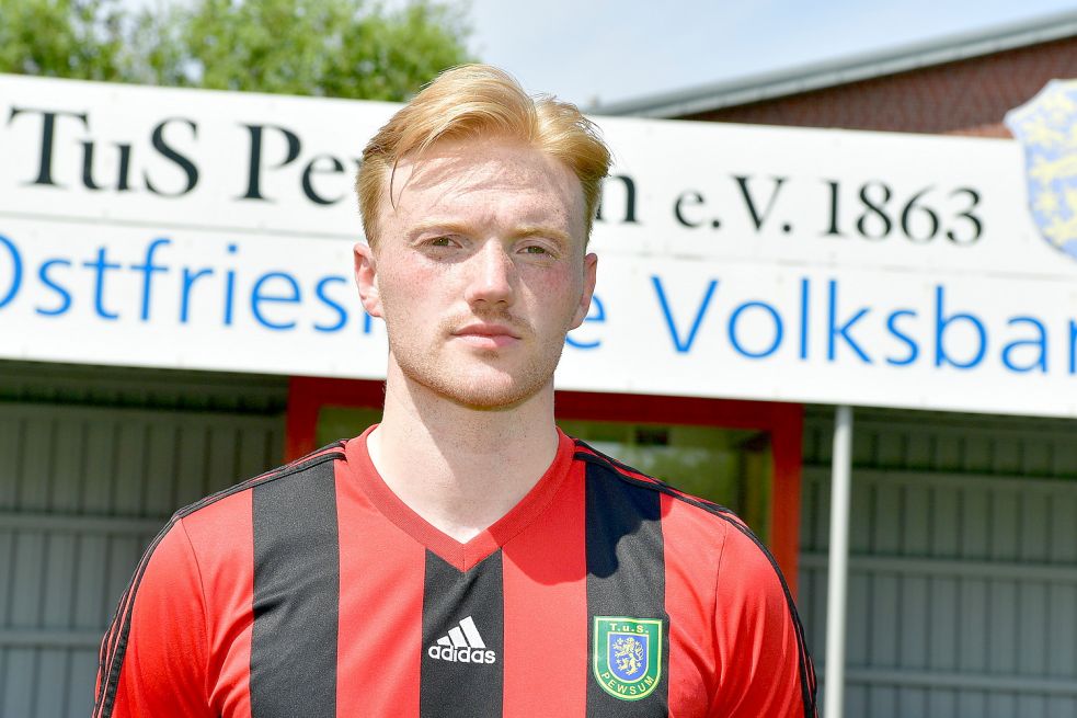Gleich drei Tore gelangen Marek Hinrichs im ersten Ligaspiel für seinen neuen Verein TuS Pewsum. Foto: Wagenaar