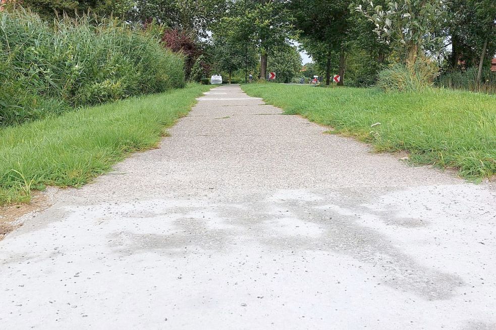 Geteerte Flächen und Pflastersteine wechseln sich neben der Straße Am Schiefen Turm ab. Einige Abschnitte sind auch wenig rollator-freundlich geschottert. Fotos: Hanssen