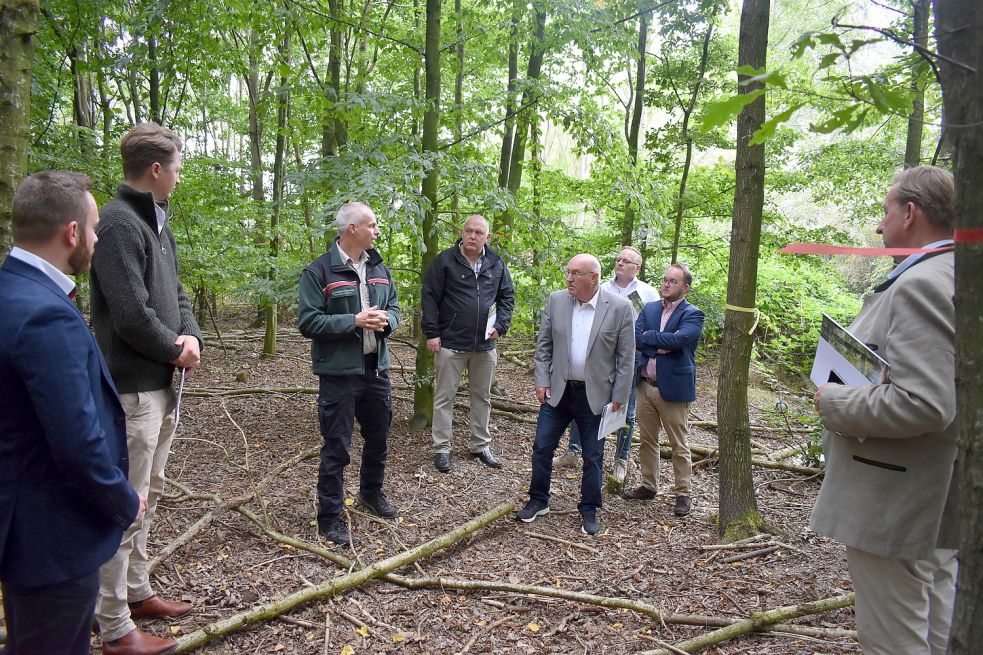 Im September 2020 führte die Emder FDP mit Verantwortlichen von Schloss Gödens eine Begehung im Stadtwald durch.
