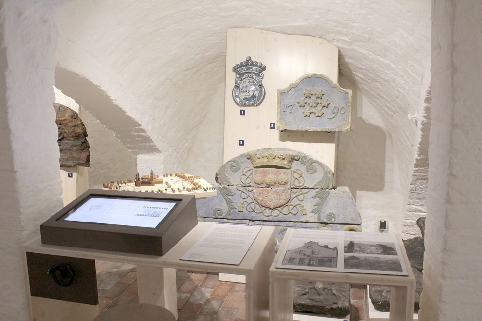 Alte Ausstellungstücke und neue Technik: Im Keller des früheren Rathauses von Norden gibt es jetzt Interessantes aus der 766-jährigen Stadtgeschichte zu erfahren. Fotos: Hartmann