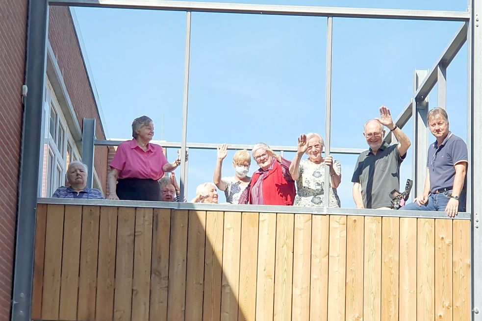 Die Bewohner im Obergeschoss des Anbaus freuen sich über den neuen Balkon. Nur das Sicherheitsglas muss noch eingebaut werden. Foto: Gettkowski