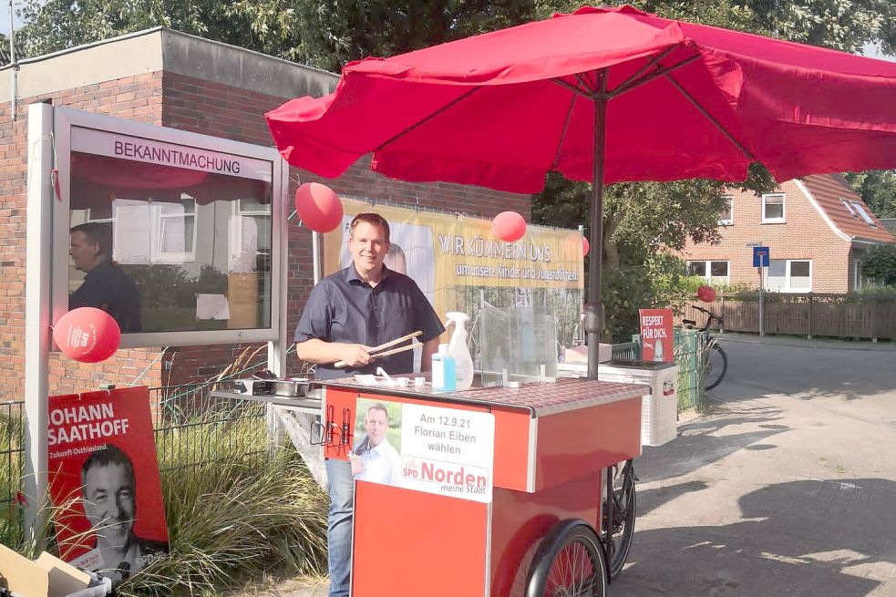 Hier ist der Norder Stadtverbandsvorsitzende der SPD, Florian Eiben, am Bratwurst-Mobil der Partei zu sehen. Foto: SPD
