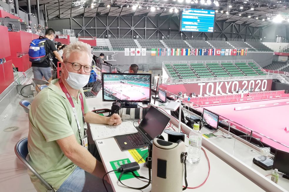 Das Foto zeigt Bernd-Volker Brahms am Reporterplatz im Musashino Forest Sport Plaza. Dort hätten 10.000 Zuschauer reingepasst. Fotos: Privat