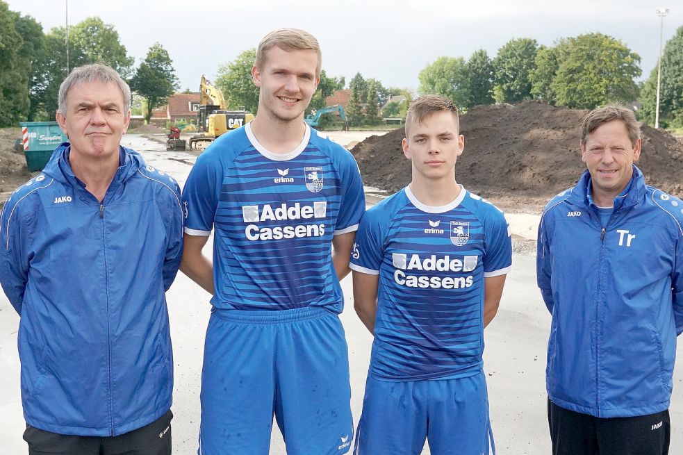 Trainer Ralf Backhaus (ganz rechts) und Rolf Pinkernell (Sportlicher Leiter, ganz links) freuen sich über die Rückkehr von Remko Til (Zweiter von links) und Kim Böning aus der A-Jugend. Foto: Steenhoff