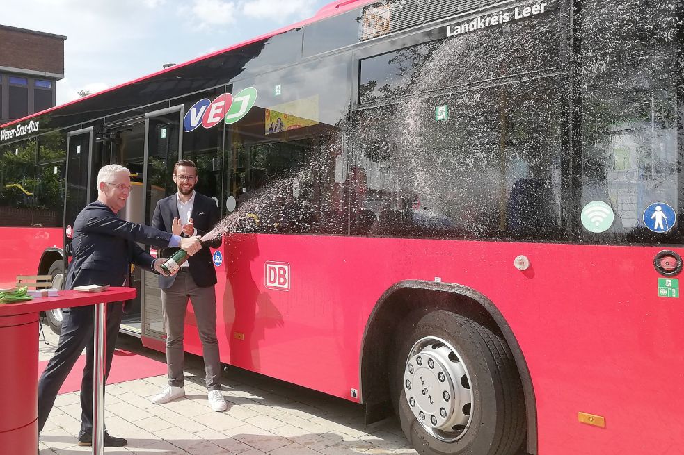 Matthias Groote und Daniel Marx taufen einen der neuen Weser-Ems-Busse Foto: Kraft