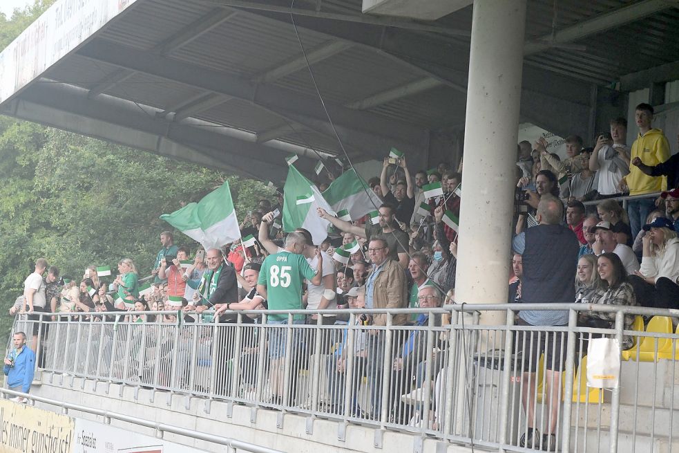 Die Larrelter Anhänger machten auf der Sitztribüne ordentlich Stimmung.