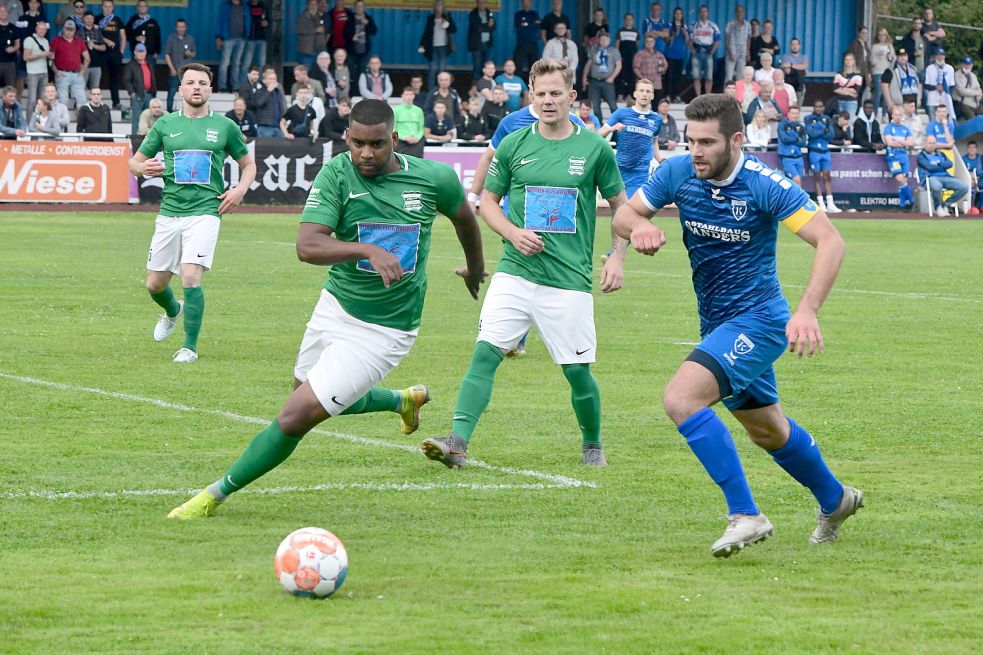 Auf den Kickers-Torjäger ist Verlass: Kapitän Tido Steffens (rechts) markierte zwei Treffer. Foto: Damm