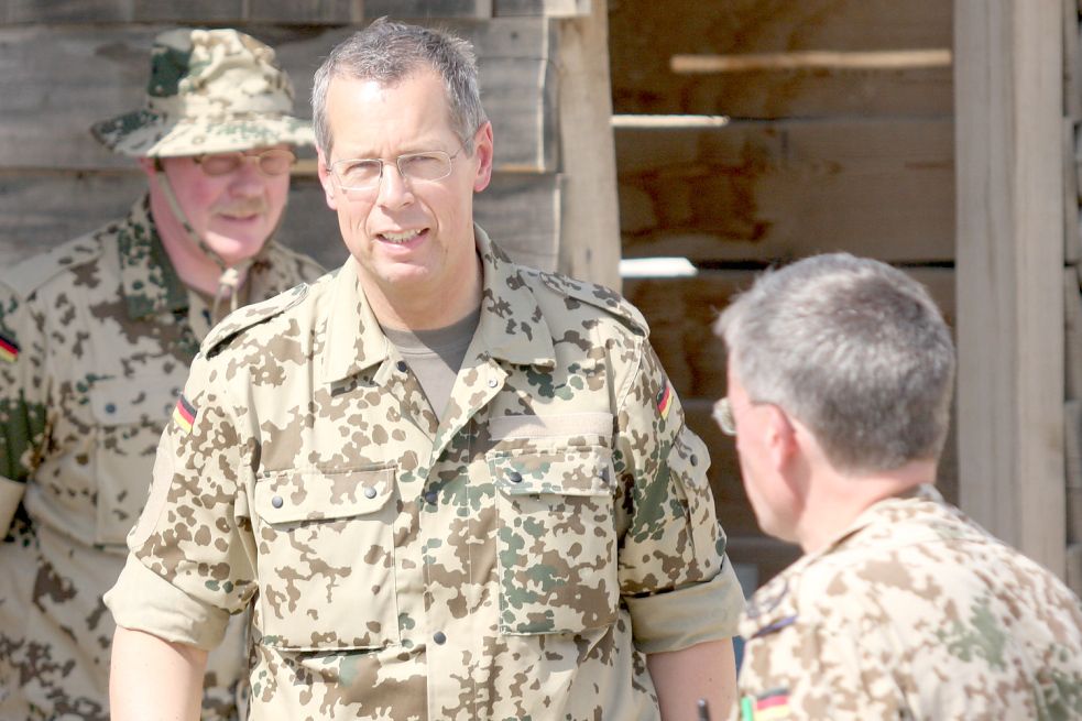 Reinhold Robbe (Mitte) als Wehrbeauftragter bei einem Truppenbesuch in Masar-e-Sharif im Frühjahr 2010. Foto: Robbe
