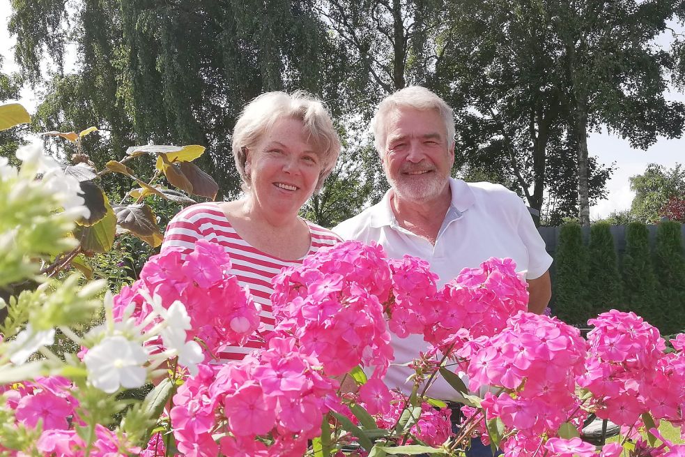 Rene-Johanne Kahrels und Erwin Kahrels in ihrem Garten in Emden Foto: Kraft