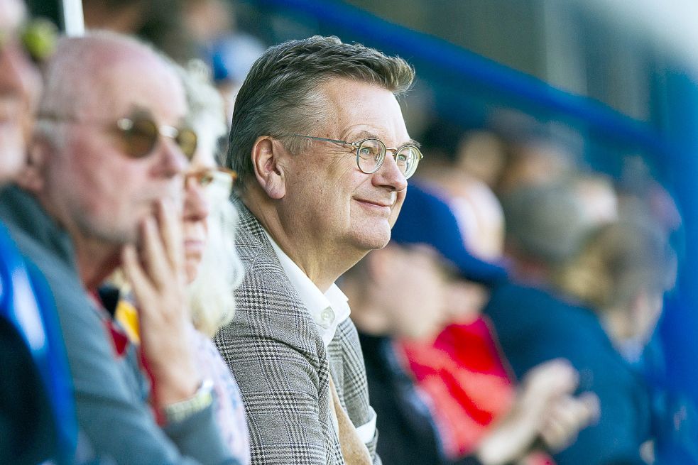 Ex-DFB-Präsident Reinhard Grindel schaute sich seinen Rotenburger SV vor einem Jahr beim Spiel in Emden an. Kickers siegte 2:0.