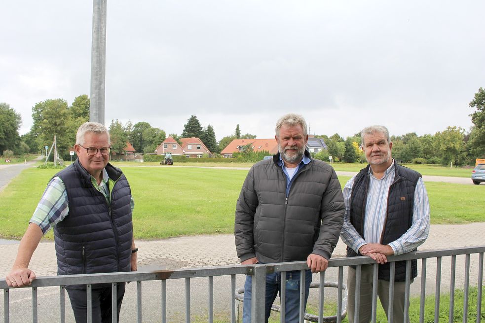 Horst-Wilhelm Lamberti (von links), Ottmar Dirksen und Dieter Kramer von der Schützencompagnie hoffen, dass die Schützenfest-Alternative für dieses Jahr ein Erfolg wird. Foto: Oltmanns