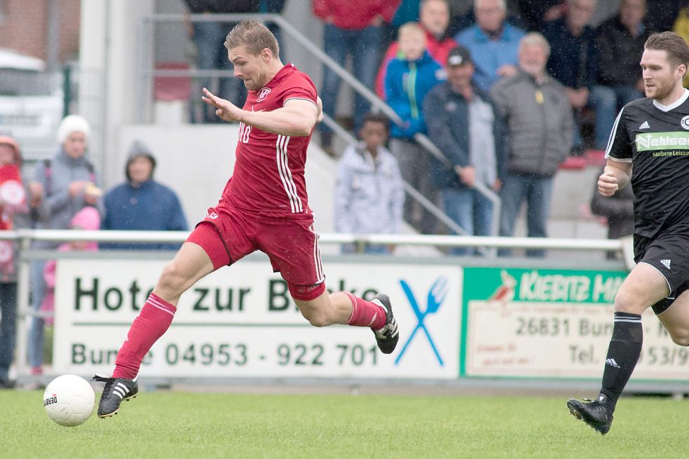 Ein Kraftpaket – und doch sehr flott auf den Beinen: Eike Schmidt (links) vom TV Bunde ist nur schwer zu stoppen. Archivfotos: Barth