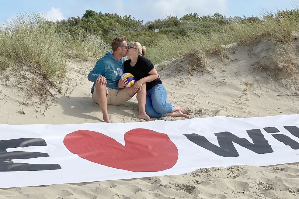 Mein einem Transparent am Strand hielt Hauke Luesmann um die Hand seiner Freundin Beke Giese an. Foto: privat